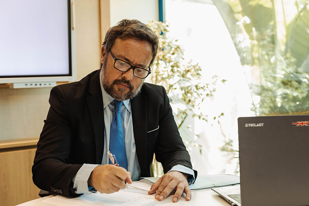 Legal professionals in Spain, England and Wales